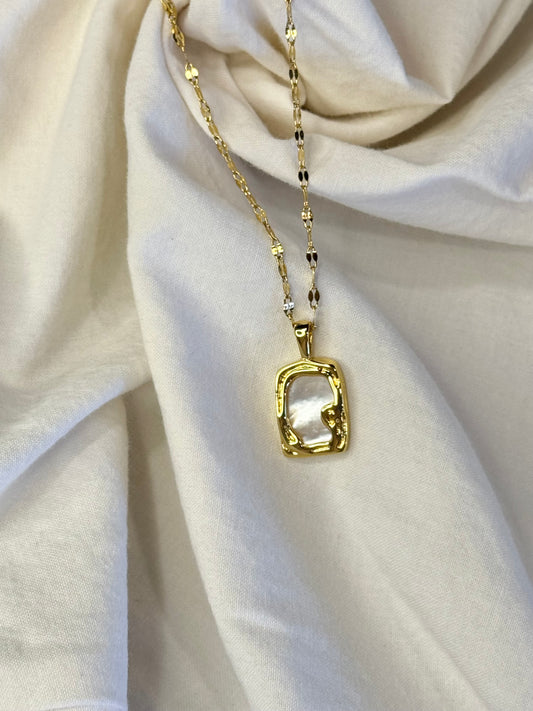 16in Mother of Pearl Pendant Necklace